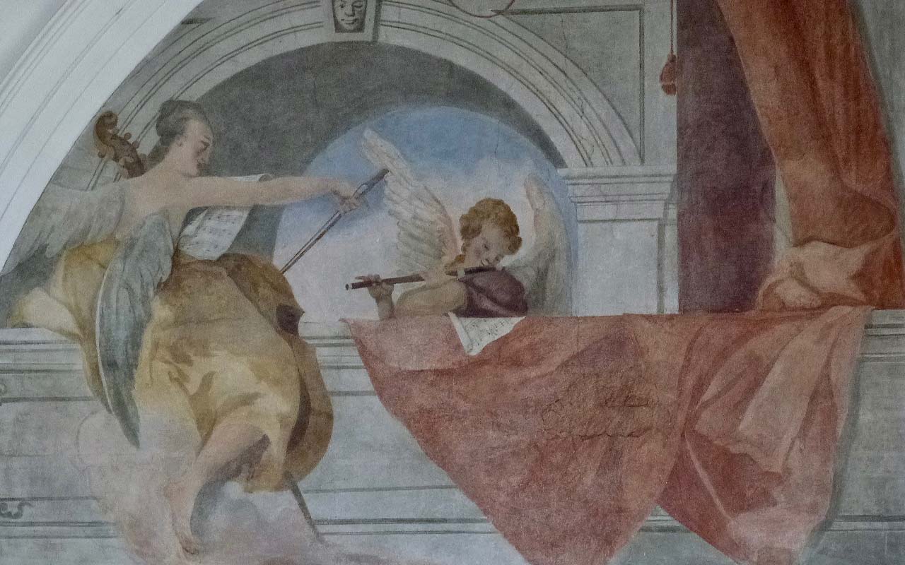 Wandbild mit Engeln der St. Martin Kirche in Schwyz